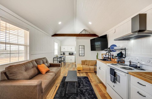 Cotulla Apartamento | Hike, Hunt and Fish Pet-Friendly Studio in Dilley!