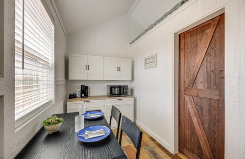 Cotulla Apartamento | Hike, Hunt and Fish Pet-Friendly Studio in Dilley!