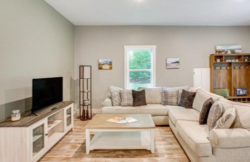 Lake Ann Casa | Hike, Ski and Unwind Michigan Escape with Fire Pit!