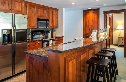 Whistler Creekside Apartamento | Caminata + Ski | Suite elegante + chimenea acogedora