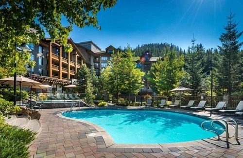 Whistler Creekside Apartamento | Caminata + Ski | Suite elegante + chimenea acogedora