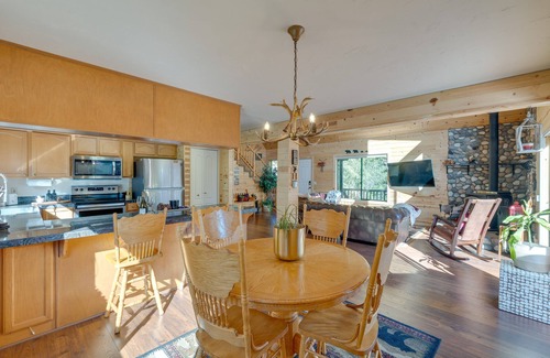 Croft Cabina | Hike, Ski & Unwind: Cabin w/ Hot Tub in Pioneer!