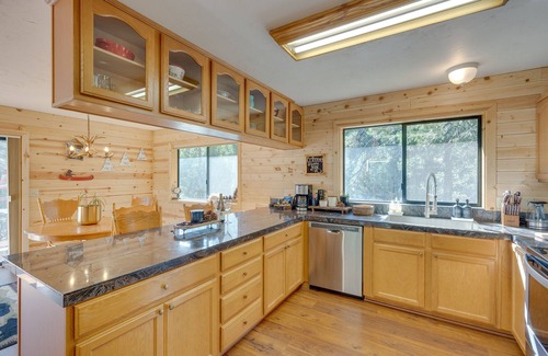 Croft Cabina | Hike, Ski & Unwind: Cabin w/ Hot Tub in Pioneer!
