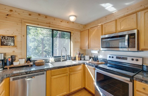 Croft Cabina | Hike, Ski & Unwind: Cabin w/ Hot Tub in Pioneer!