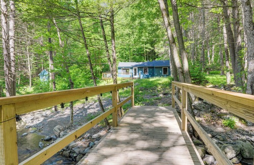 Williamsville Cabaña | Hike & Swim On-site: Cozy Falls Brook Cabin