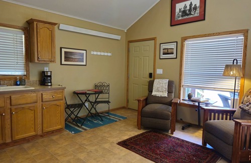 Cortez Casa | Cozy 1-BR Guest House near Mesa Verde Fast WiFi, A/C, Mountain Views