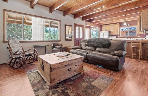 Woodlands Cabina | Hikers Haven - Close to Hiking, Fireplace, Horseshoes, Deck, BBQ