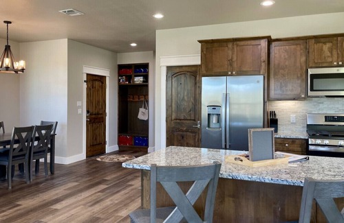 Nemo Casa | Hiking Delight - Premier Waterfront Escape at Twin Canyons Longhorn Ranch