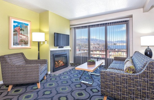 Downtown Reno Complejo | ¡Senderismo en Sierra Nevadas y esquí en el lago Tahoe!