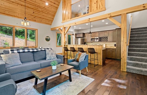 Spruce Pine Cabina | Fall Escape, Minutes to the Blue Ridge Pkwy + Firewood