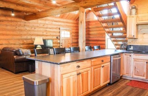 North Powder Cabina | Hill Cabin Hideaway, Romantic! Country Cabin for 2