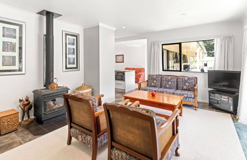 Featherston Casa | Hill Cottage - Featherston Holiday Home