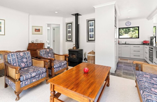 Featherston Casa | Hill Cottage - Featherston Holiday Home