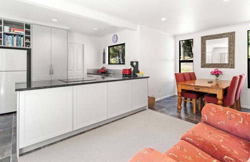 Featherston Casa | Hill Cottage - Featherston Holiday Home