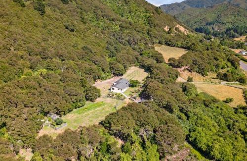 Featherston Casa | Hill Cottage - Featherston Holiday Home