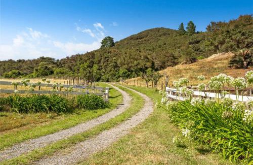 Featherston Casa | Hill Cottage - Featherston Holiday Home