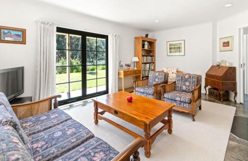 Featherston Casa | Hill Cottage - Featherston Holiday Home