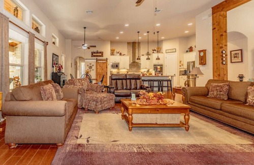 Austin Casa | Hill Country 5 Acre Ranch Home Heated Pool/Views Mins to Wineries & More!