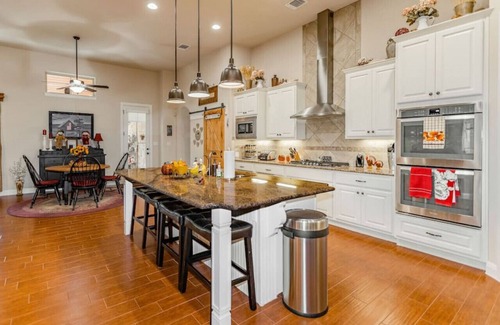 Austin Casa | Hill Country 5 Acre Ranch Home Heated Pool/Views Mins to Wineries & More!