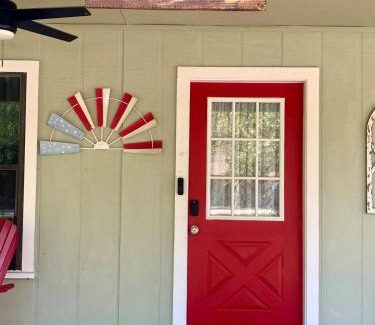 New Braunfels Casa | Hill Country Casita 3 minutes from Guadalupe River & Canyon Lake