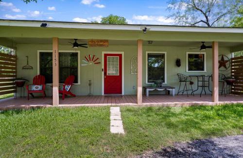 New Braunfels Casa | Hill Country Casita 3 minutes from Guadalupe River & Canyon Lake