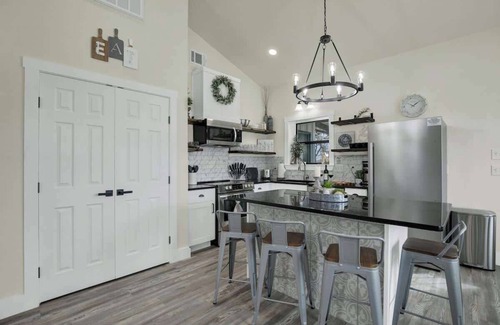Fredericksburg Casa | Hill Country Hideaway with Fire Pit and Hot Tub!