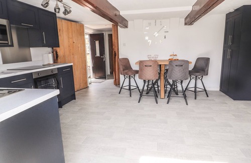 Nantwich Cabaña | HILL FARM, pet friendly, character holiday cottage in Wrenbury