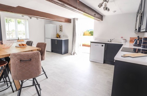 Nantwich Cabaña | HILL FARM, pet friendly, character holiday cottage in Wrenbury