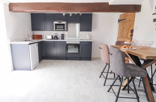 Nantwich Cabaña | HILL FARM, pet friendly, character holiday cottage in Wrenbury