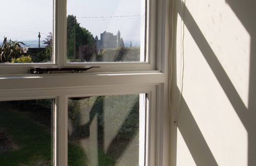 Cashel Casa | Hill House Lodge, overlooking the Rock of Cashel