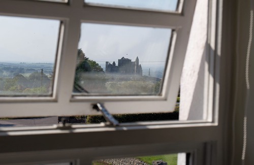 Cashel Casa | Hill House Lodge, overlooking the Rock of Cashel