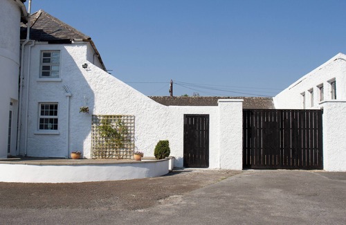 Cashel Casa | Hill House Lodge, overlooking the Rock of Cashel