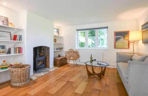 Martlesham Heath Cabaña | HILL HOUSE, RAMSHOLT, pet friendly, with hot tub in Ramsholt