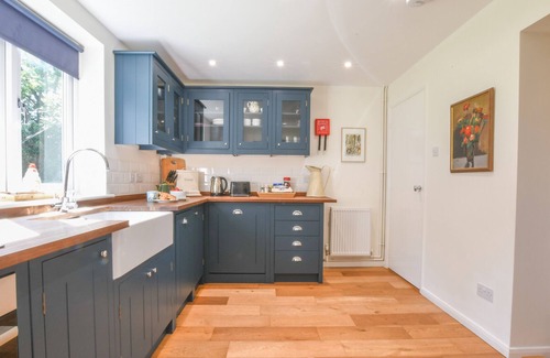 Martlesham Heath Cabaña | HILL HOUSE, RAMSHOLT, pet friendly, with hot tub in Ramsholt