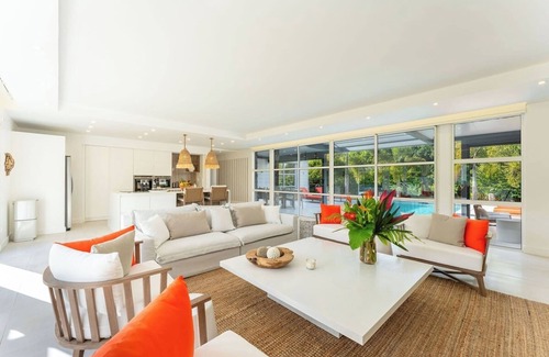 Petit-Bourg Casa | Hill Rock Villas - Coral Red