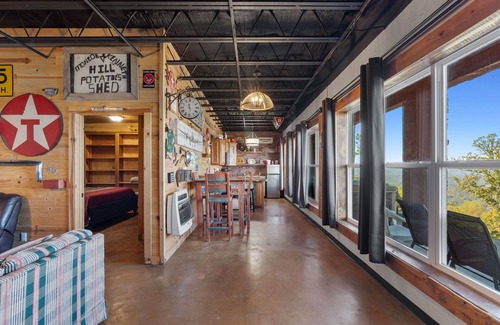 Bryant Casa | Hill's HideAway with a hot tub & great views!