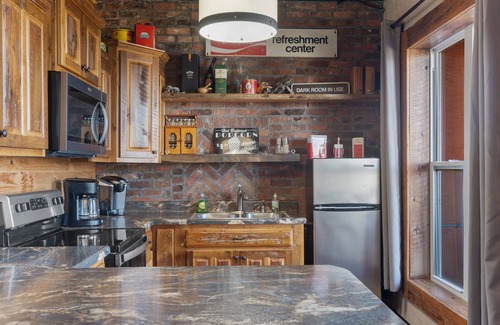 Bryant Casa | Hill's HideAway with a hot tub & great views!