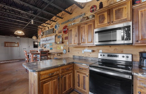 Bryant Casa | Hill's HideAway with a hot tub & great views!