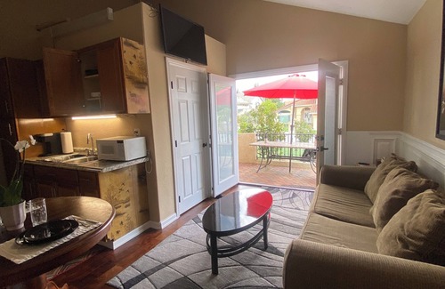 Canyon Country Casa | HILL SIDE GETAWAY next to Magic Mountain, and close to all theme parks