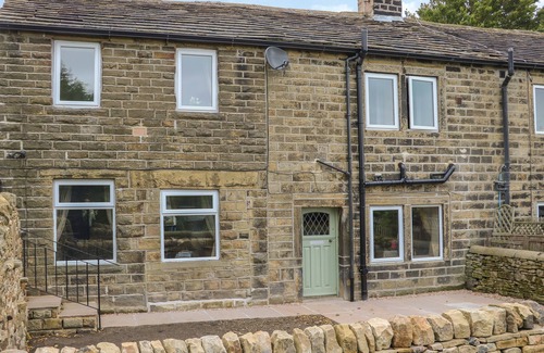 Oakworth Cabaña | HILL TOP COTTAGE, family friendly, with a garden in Oakworth