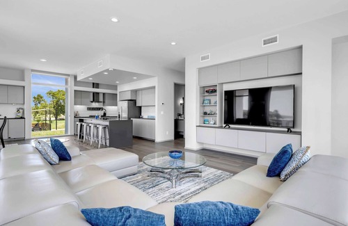 Granite Shoals Casa | Hill Top Haven-Modern lakefront home on Clear Cove