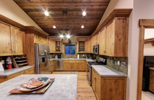 Gallatin Cabina | Hill top Luxury Bunkhouse 4bd, 2 full Bath and all amenities