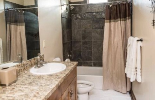 Gallatin Cabina | Hill top Luxury Bunkhouse 4bd, 2 full Bath and all amenities