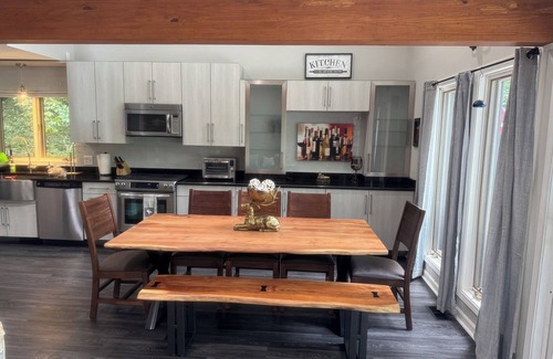 Waynesville Cabina | Hill Top Retreat on a mountain in Waynesville NC.
