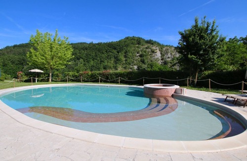 Apecchio Villa | Retiro con vista a la colina y piscina