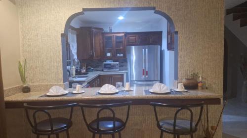 Runaway Bay Cama Y Desayuno | Hill view Vacational Rental