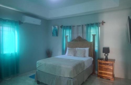 Runaway Bay Cama Y Desayuno | Hill view Vacational Rental