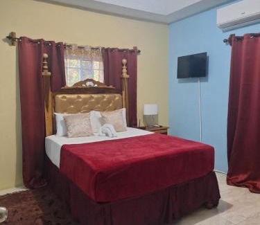 Runaway Bay Cama Y Desayuno | Hill view Vacational Rental