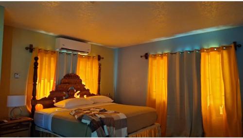 Runaway Bay Cama Y Desayuno | Hill view Vacational Rental