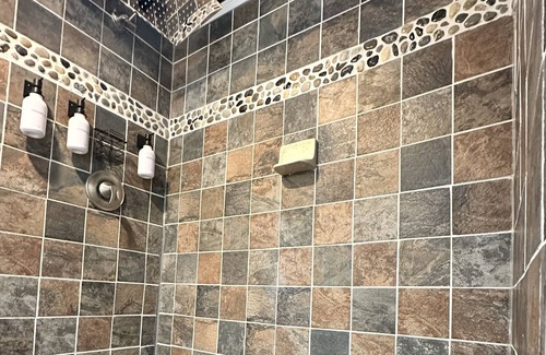 Severna Park Casa | Hillbottom Hideaway Beachhouse - Severna Park pet friendly! With hot tub!